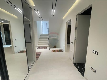 Si offre una villa in affitto vicino a TEG.