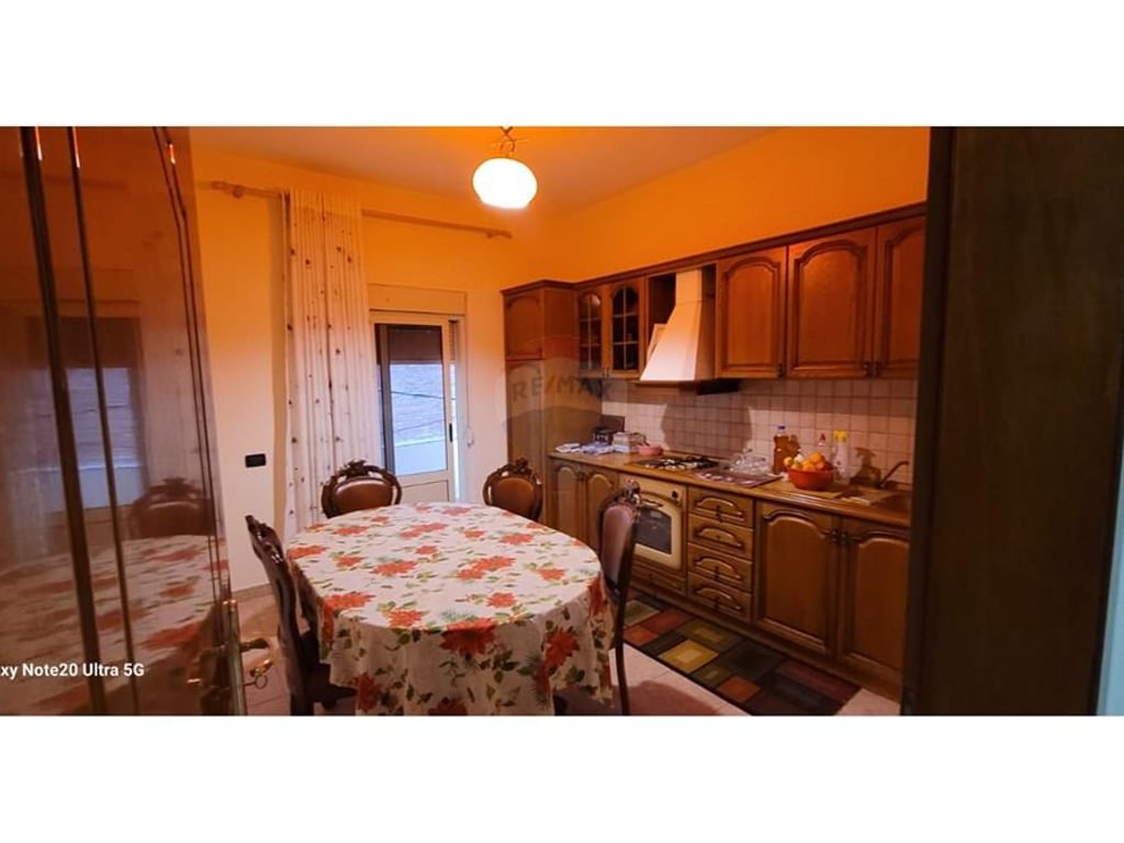 Shtepi 2-kateshe per Shitje - Rruga Ali Visha