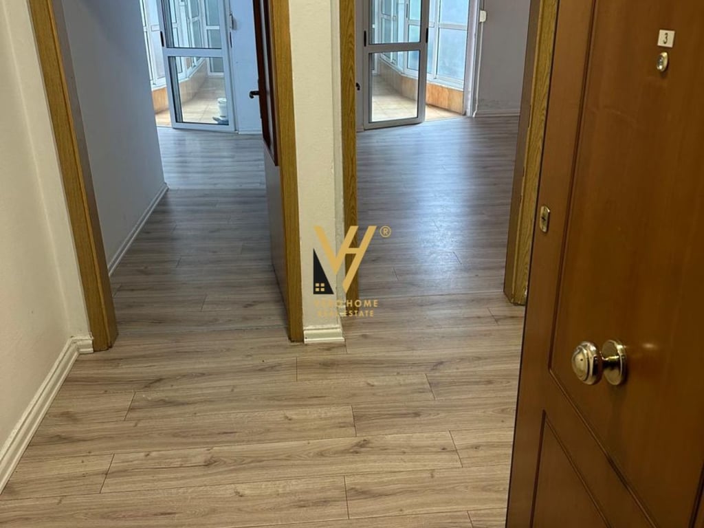 JEPET AMBIENT 130 M2 ME QERA TE ISH EKSPOZITA 800 EURO