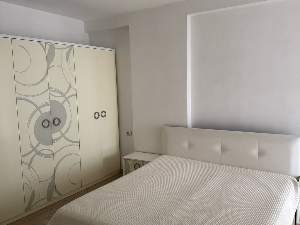 Affittasi appartamento 2+1+2, Astir dietro Eja Studio. Prezzo: 550 euro.