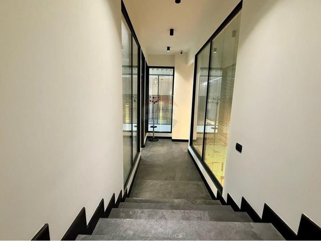 Tirane, jepet me qera ambjent biznesi , 146 m² 1.400 € (Rruga Aleksandër Moisiu)
