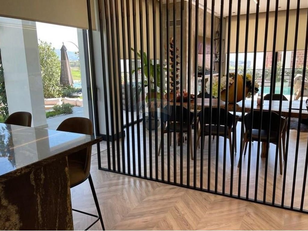 VILË LUKSOZE NË FARKË, ME PAMJE NGA LIQENI