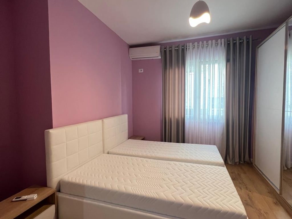 Jepen 2 apartamente identike per qera 2+1+2+Parkim tek Kopshti Botanik.