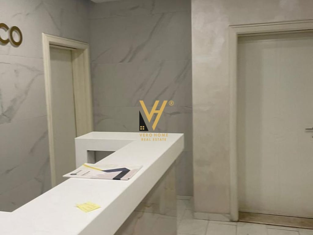 AFFITTASI AMBIENTE COMMERCIALE DI 364M2 PRESSO LE CURVE DI KAMZA A 2.800 EURO