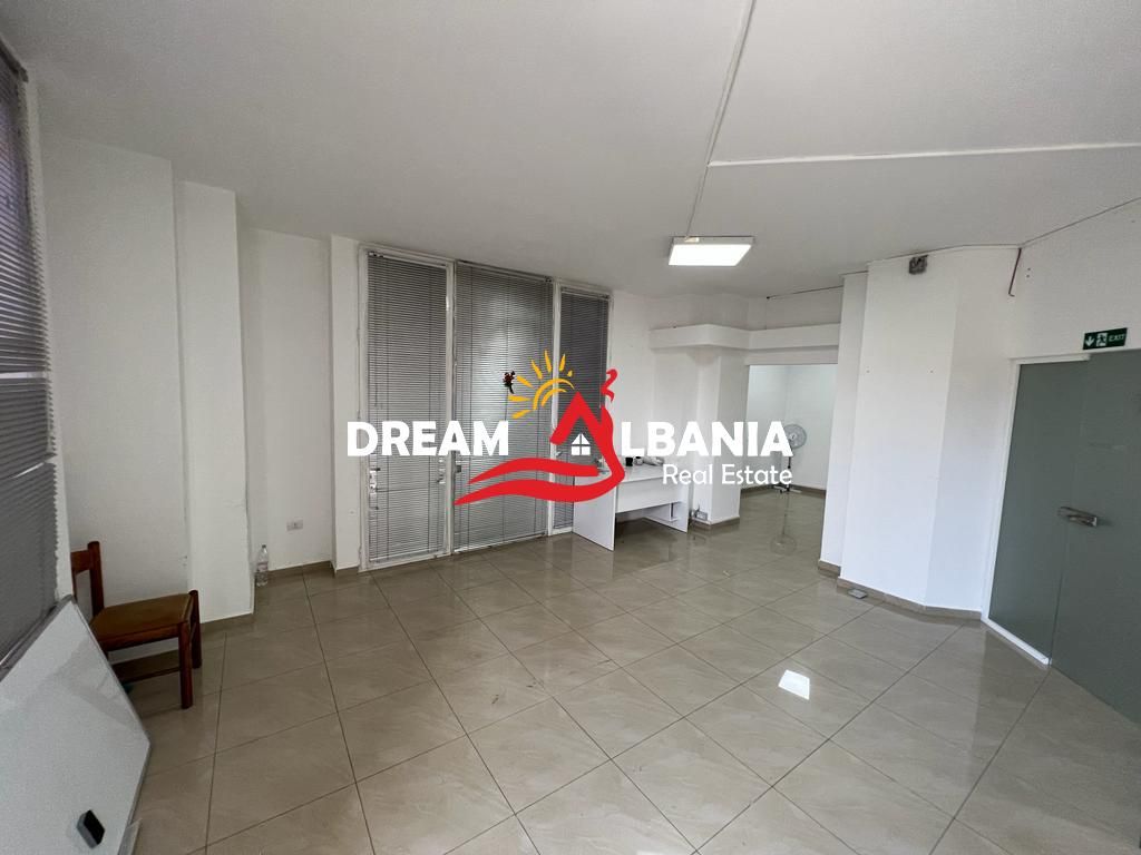 Zyre me qera tek Komuna e Parisit, prane Stadiumit Dinamo ne Tirane (ID 4261903)