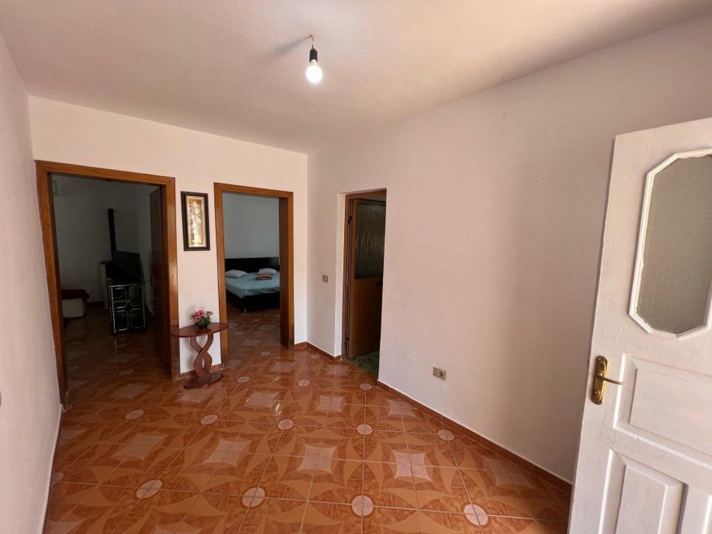 Jepet shtepi 1 kateshe+dyqan+13 vende parkimi me qera ne misto mame