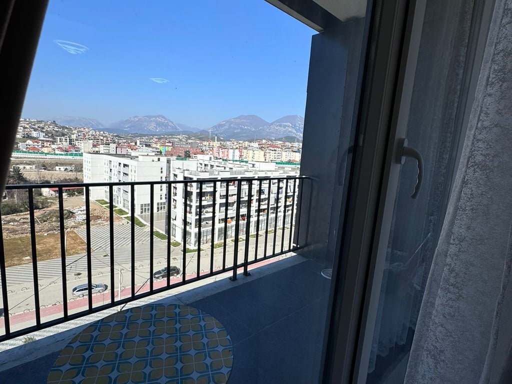 Affittasi appartamento 2+1, in fondo a via 5 Maggio presso le nuove costruzioni. Prezzo: 450 mila lek.