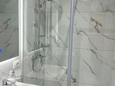 In Affitto: 1+1📍 Rruga e Kosovareve – Vicino al Lago Artificiale | Piano 9 | 80m² | Completamente Ristrutturato 🔥 | €900/mese