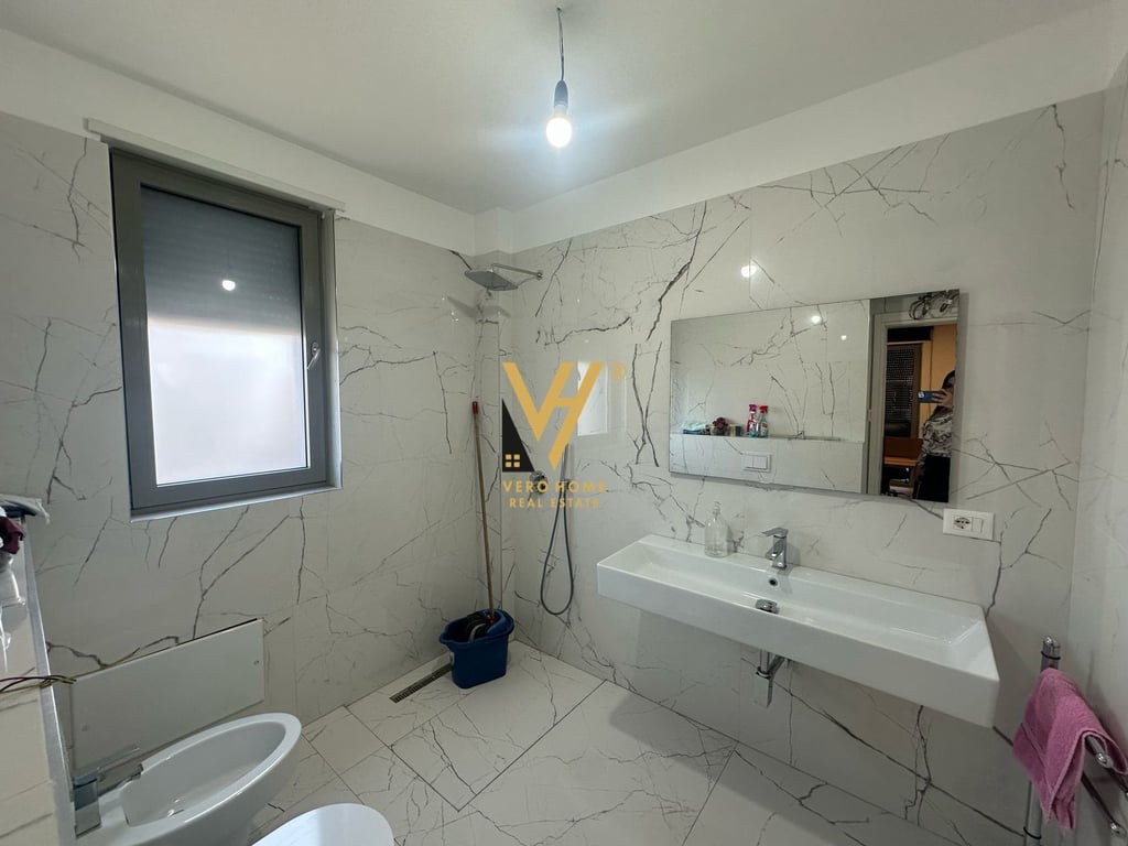 JEPET ZYRE 150M2 ME QERA TE RRUGA E DURRESIT 2.500 EURO