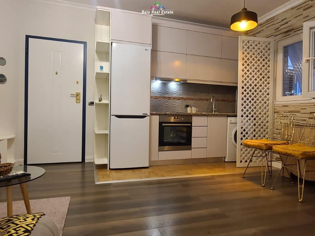 Apartament Me Qera 1+1 Tek Komuna e Parisit (ID B2101075) Tirane.