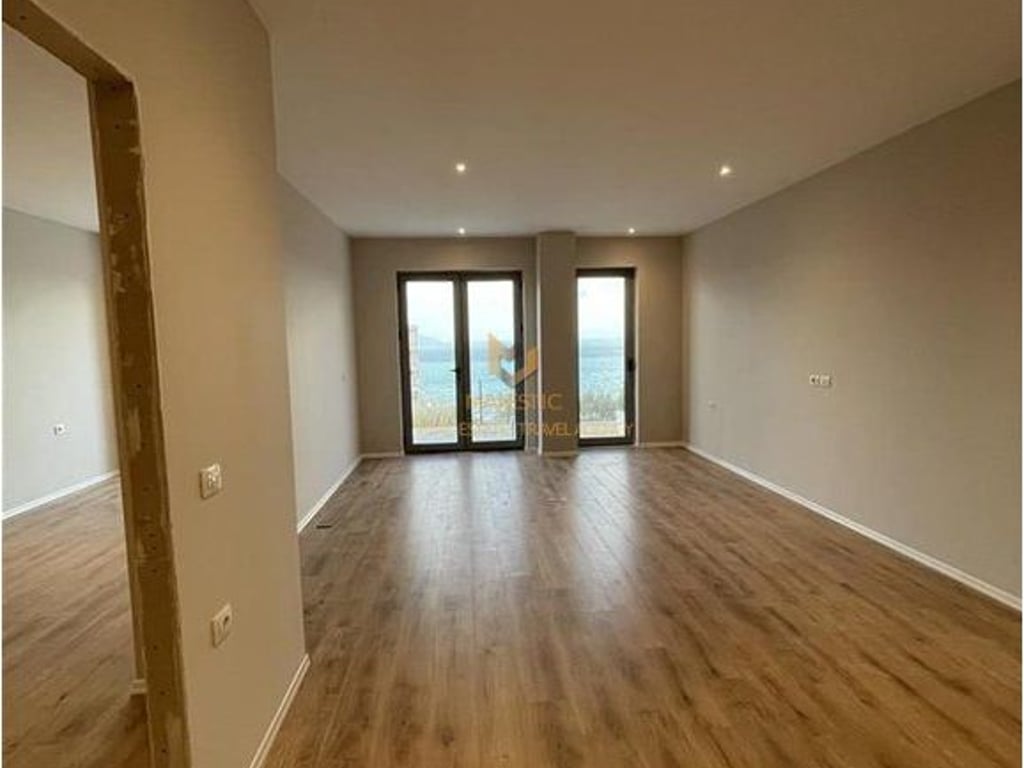 2+1 apartment for sale in Lungomare.