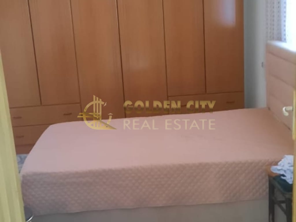 In Vendita: Casa su 2 Piani con Sottotetto e Garage