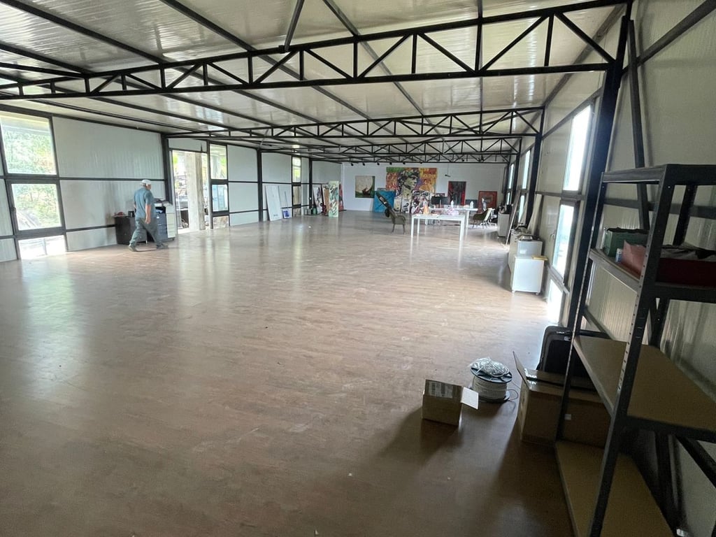 A warehouse is for rent near Top Channel.