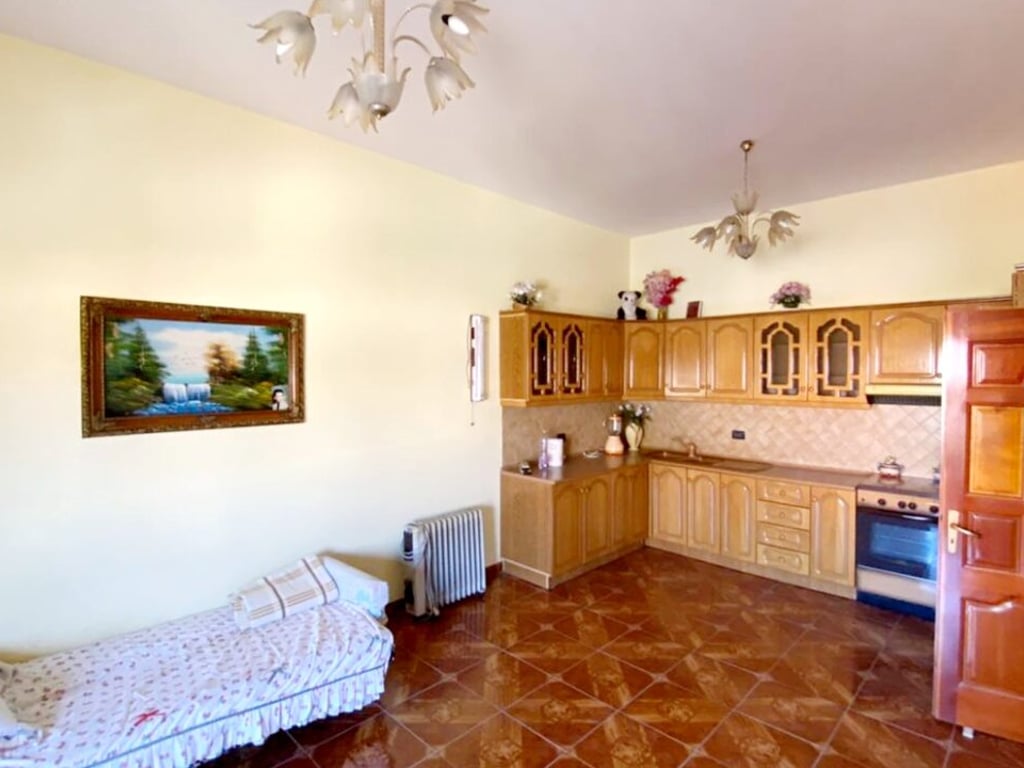 😍🏤A 4-story building is for sale by the road near "Supermarket Myftiu 2", a few meters from the main boulevard "Indrit Cara", Kavajë.