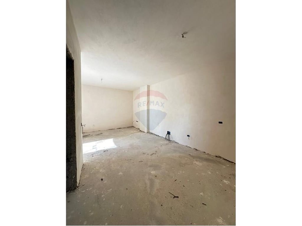 Shitet apartament 1+1 te Galeria Roma