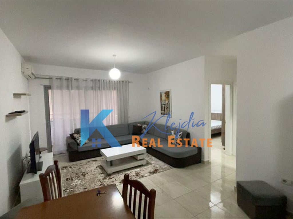 Apartament 2+1 per qira te Komuna e Parisit