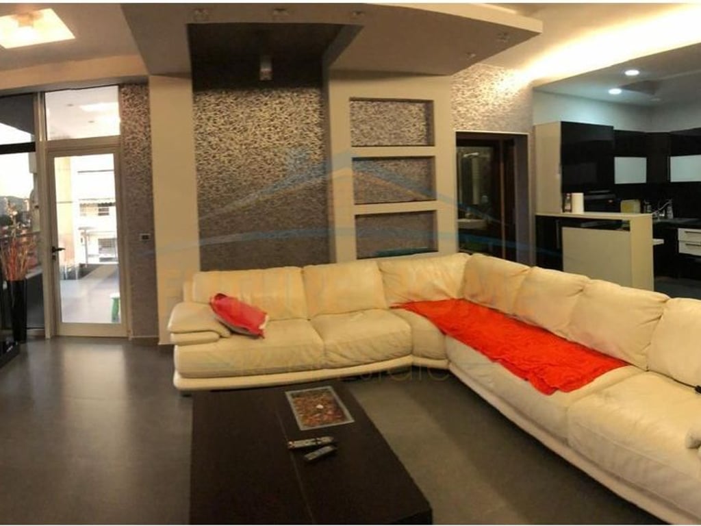 Shitet apartament 2+1+2+post parkimi Selvia