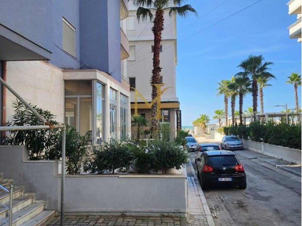 LOCALE IN VENDITA SULLA SPIAGGIA VICINO A PALACE!!