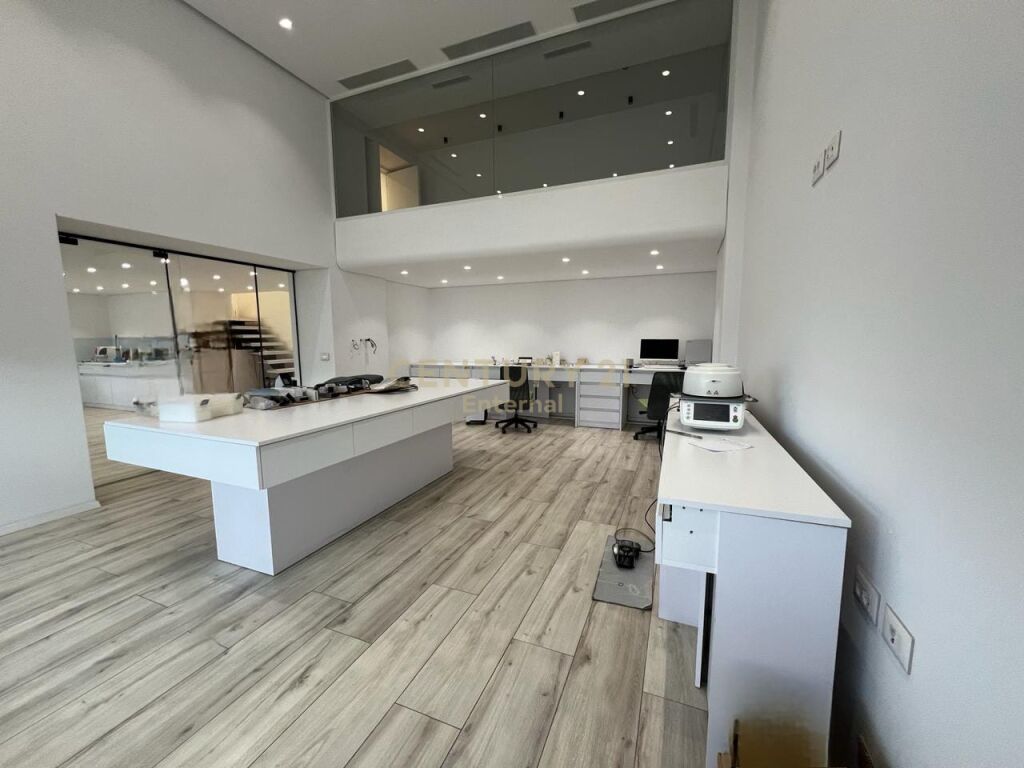   🏢 NJËSI KOMERCIALE PËR SHITJE TEK AMERIKAN 3! | COMMERCIAL UNIT FOR SALE AT AMERIKAN 3!