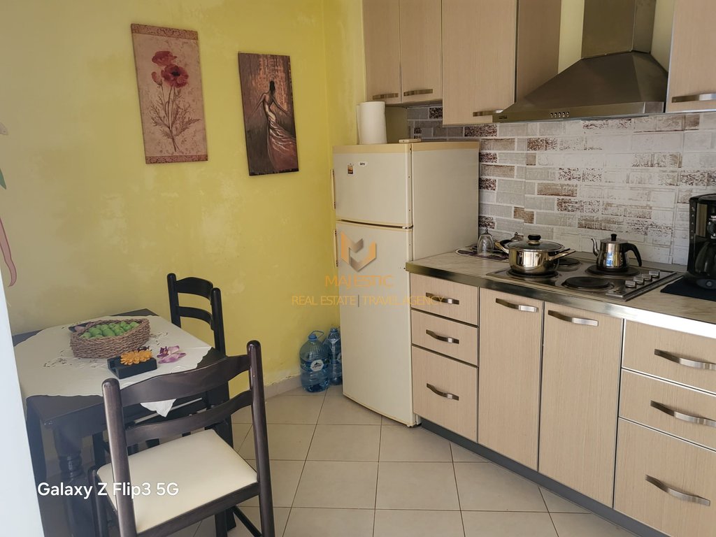 Vendesi monolocale sul lungomare con vista mare.