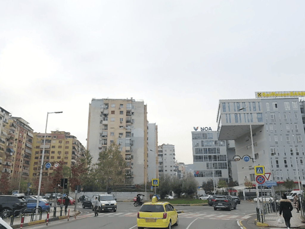 Shitet apartament 2+1 në zonën e Komunës së Parisit!