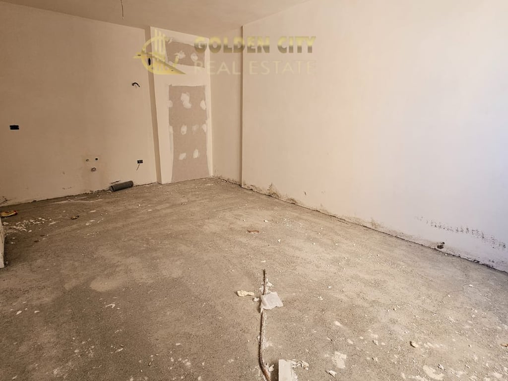 Shitet super apartament 1+1. spitall