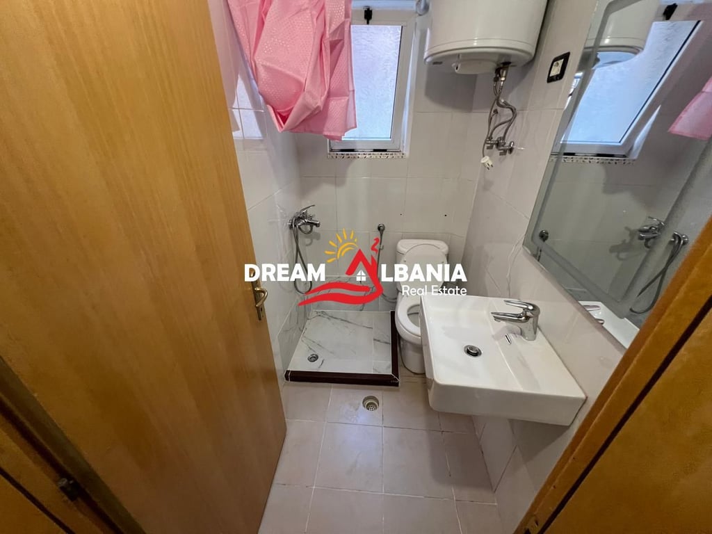 Ambjent zyre me qera Tek Rruga Fortuzi, prane Shkolles “Jeronim De Rada” ne Tirane (ID 42215184)