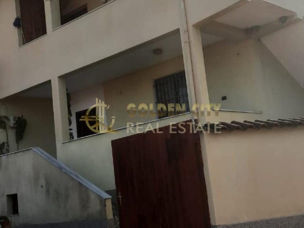 In Vendita: Casa su 2 Piani con Sottotetto e Garage