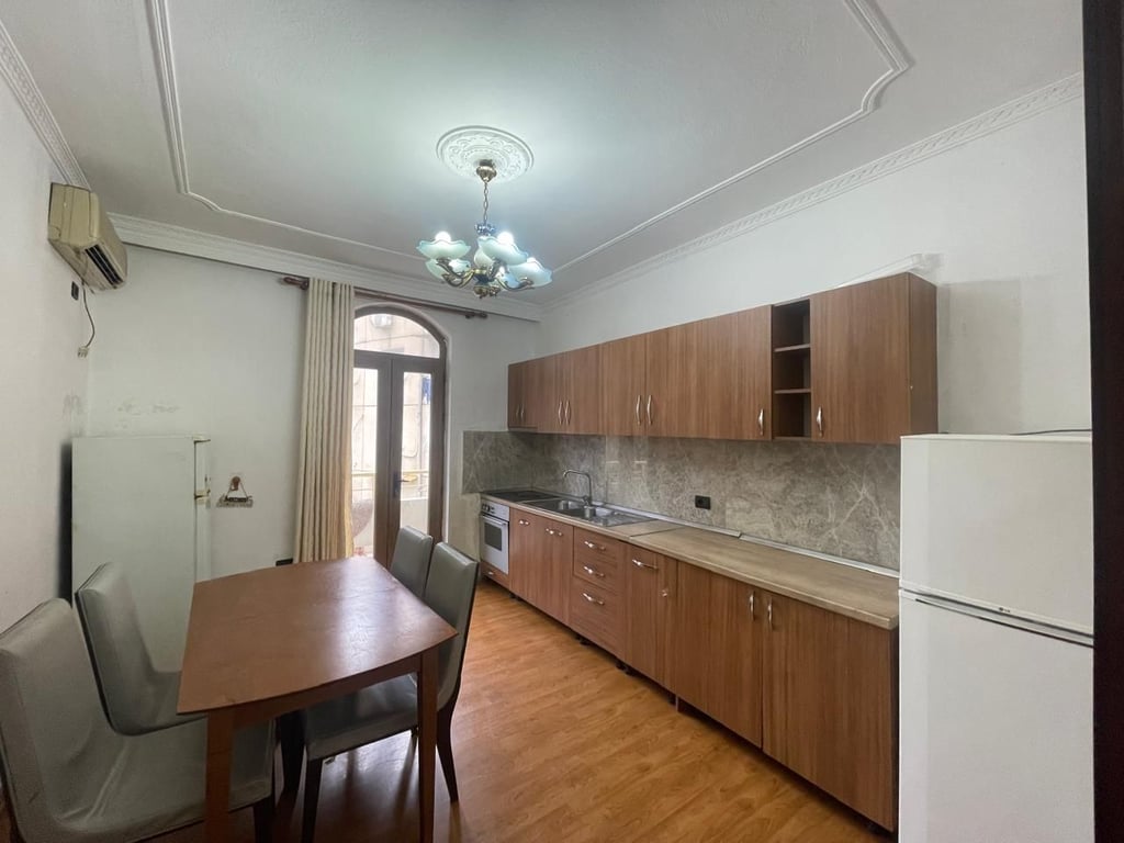 Jeper me qera Apartamenti 2+1 , Ali Dem prane ish Lokali Pirro Mani Cmimi: 600 mije leke