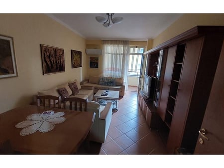 Apartament - Për Qira - Bllok