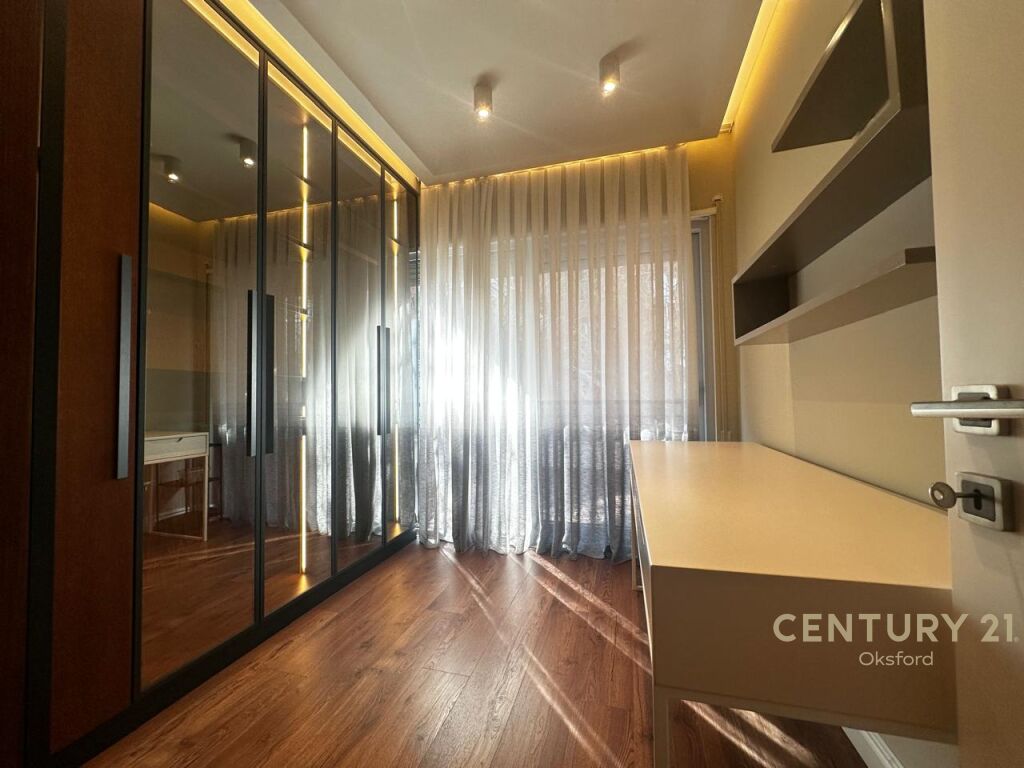 SHITET EKSKLUZIVE PENTHOUSE LUKSOZ 3+1+VERANDE TE KOPSHTI BOTANIK