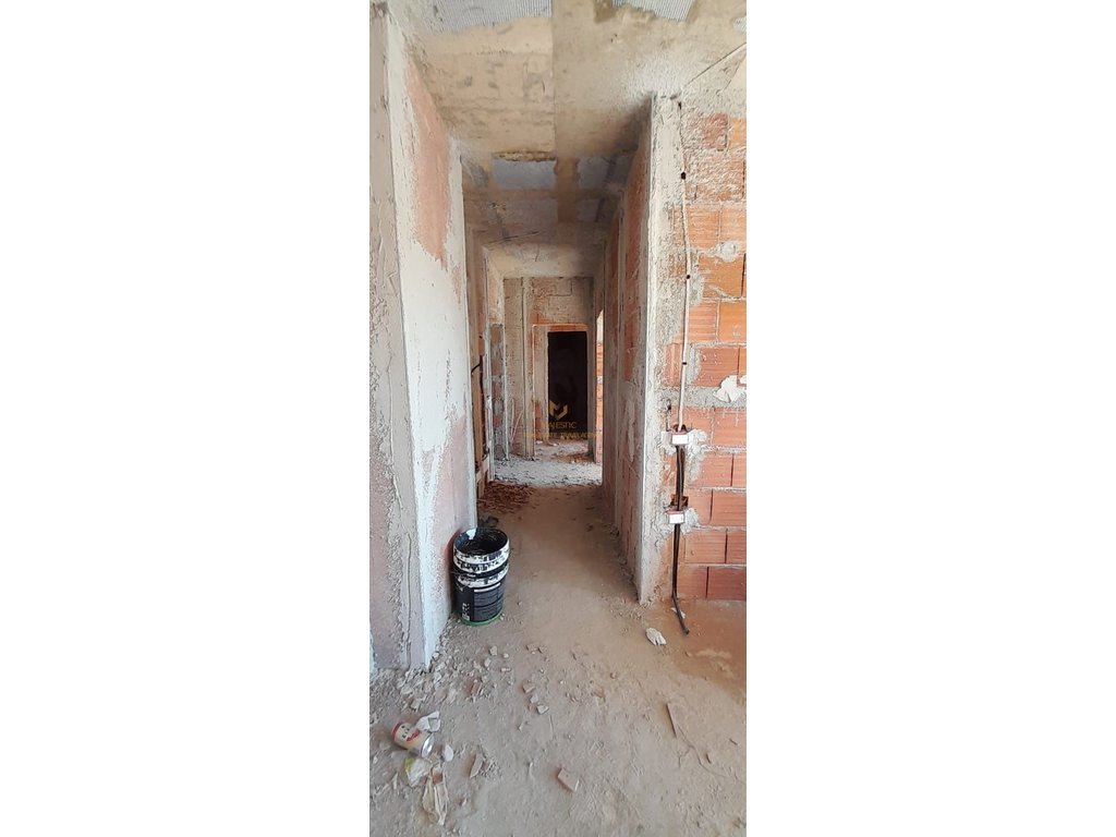 Vendesi appartamento 2+1+2 in via Jordan Misja.