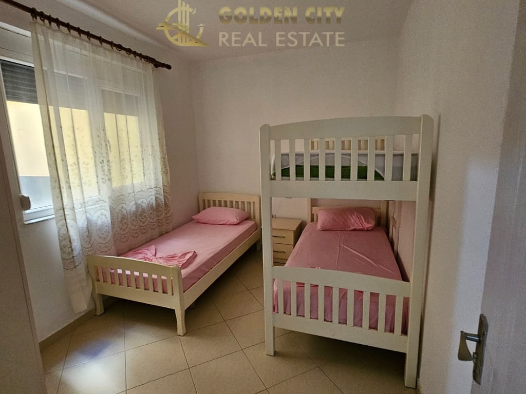 Vendesi super appartamento 2+1 fronte mare a Qerret.