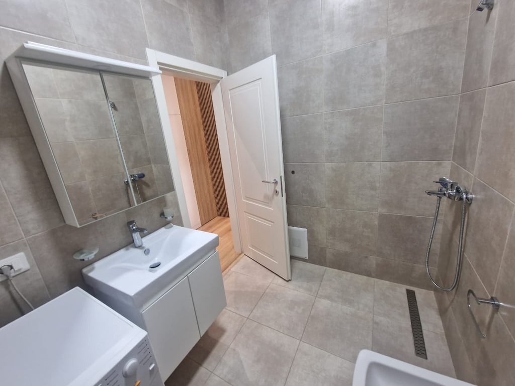 Apartment 2+1+2 bathrooms for rent at Tregu Dinamo.