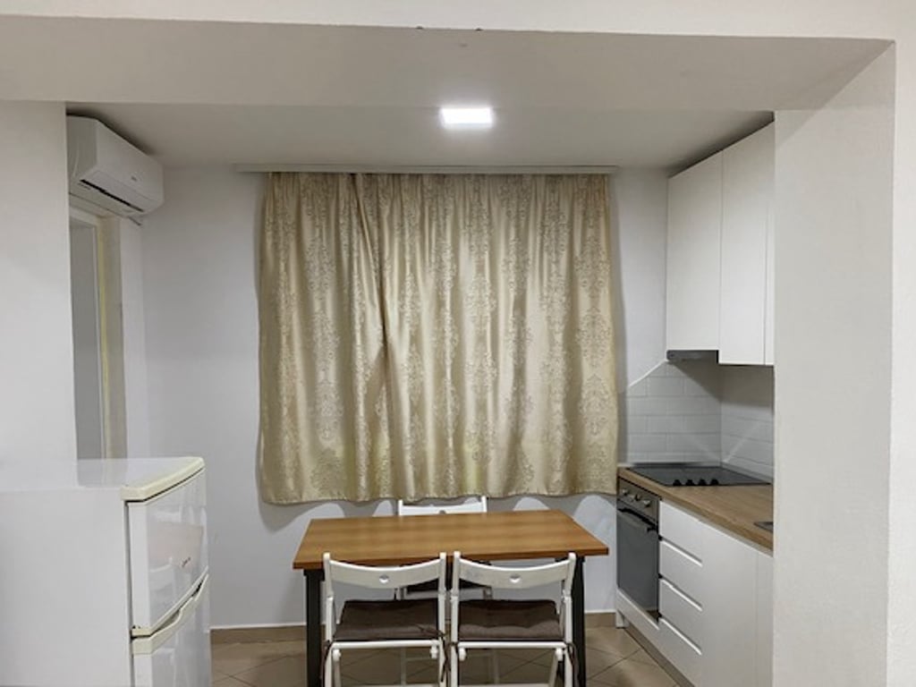 Affittasi appartamento 2+1, di fronte alla Pediatria, via Congresso di Manastir. Prezzo: 430 euro.