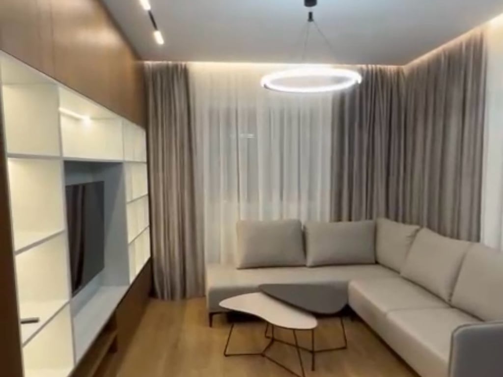 Shitet Apartament 2+1+2 Komuna e Parisit 360.000 euro