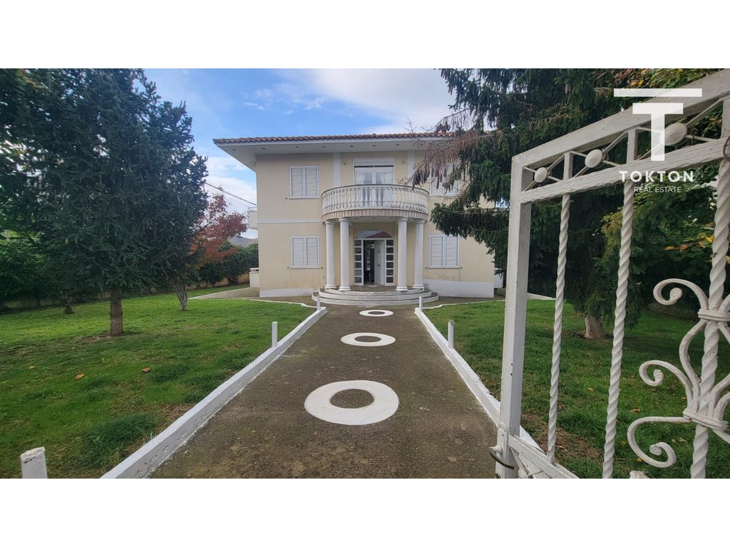 In vendita – Villa a 2 piani con piscina a Vaqarr, Tirana