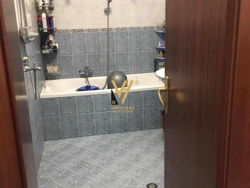 AFFITTASI APPARTAMENTO 1+1+2 PIANO VICINO ALLA SCUOLA HASAN VOGLI 530 EURO