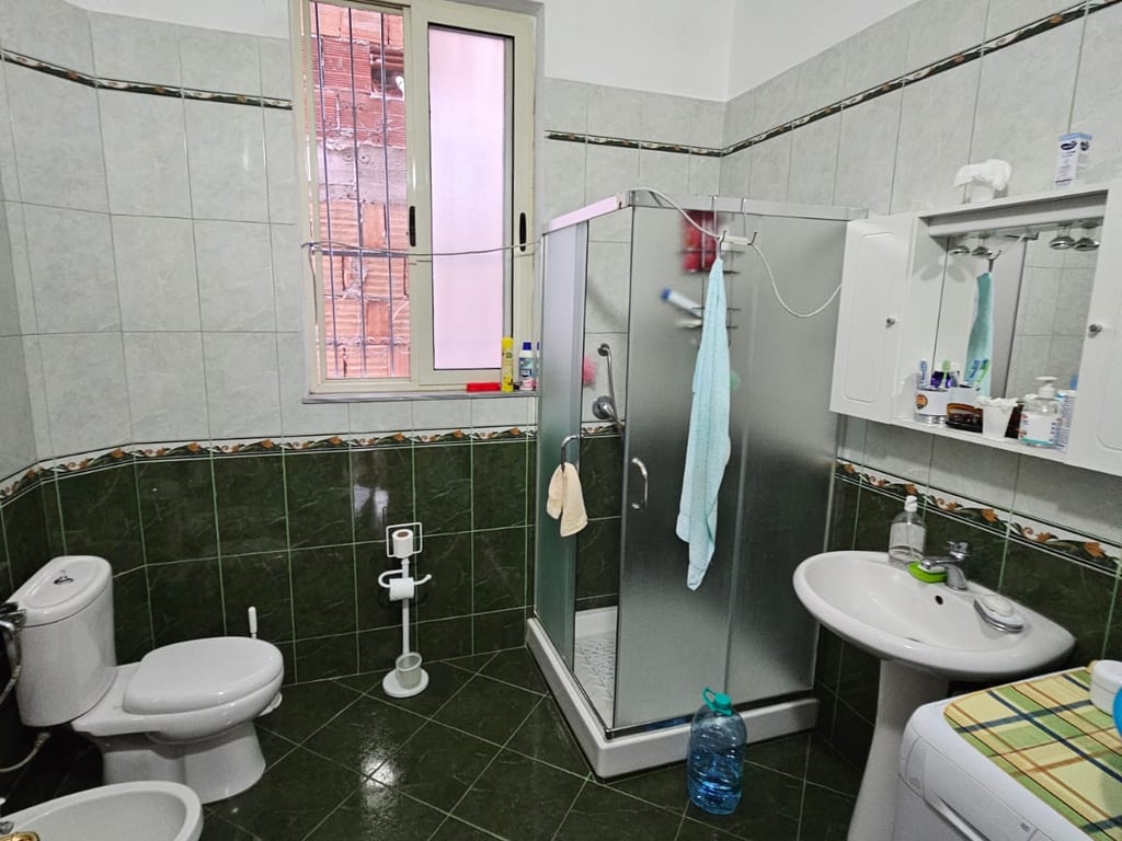 Edificio di 3 Piani in Vendita Vicino allo Stadio