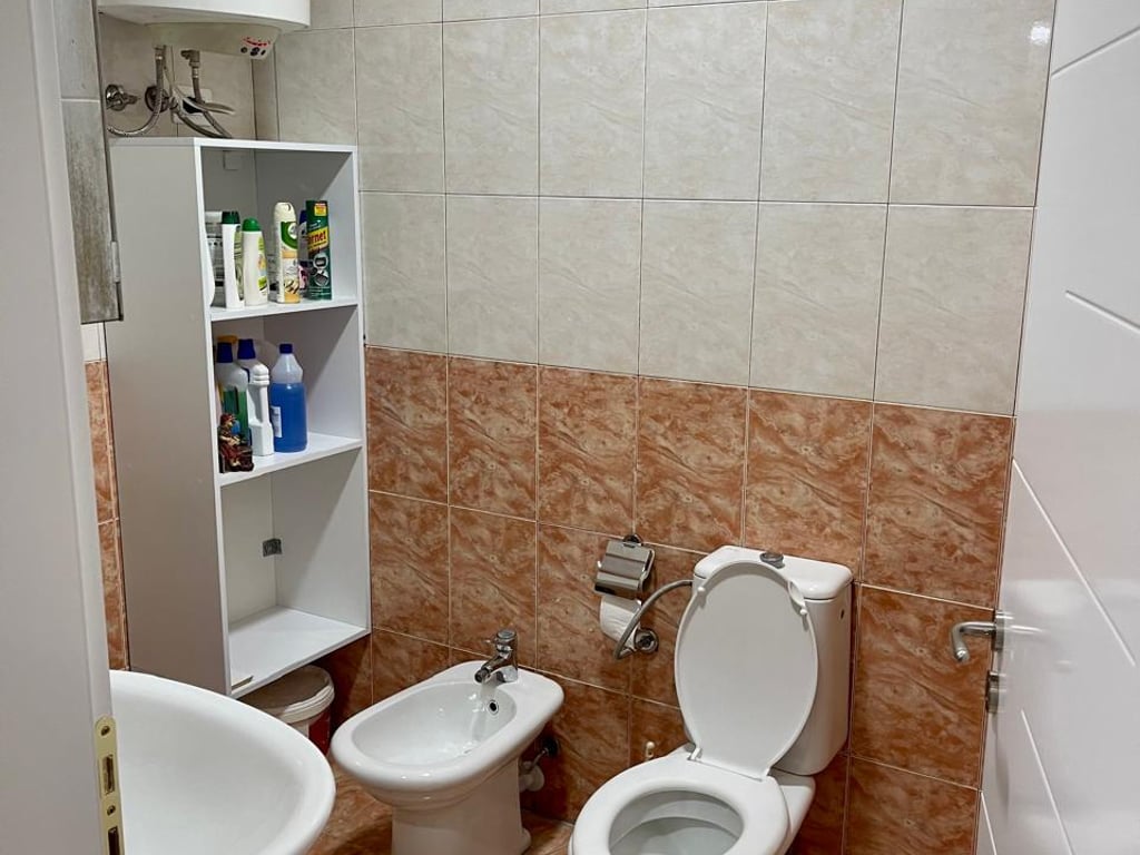 Shitet apartament 1+1 i mobiluar ne menyre bashkekohore te Komuna e Parisit perballe me Lulishten.Kati 11, Uje e drita 24 ore, ashensor