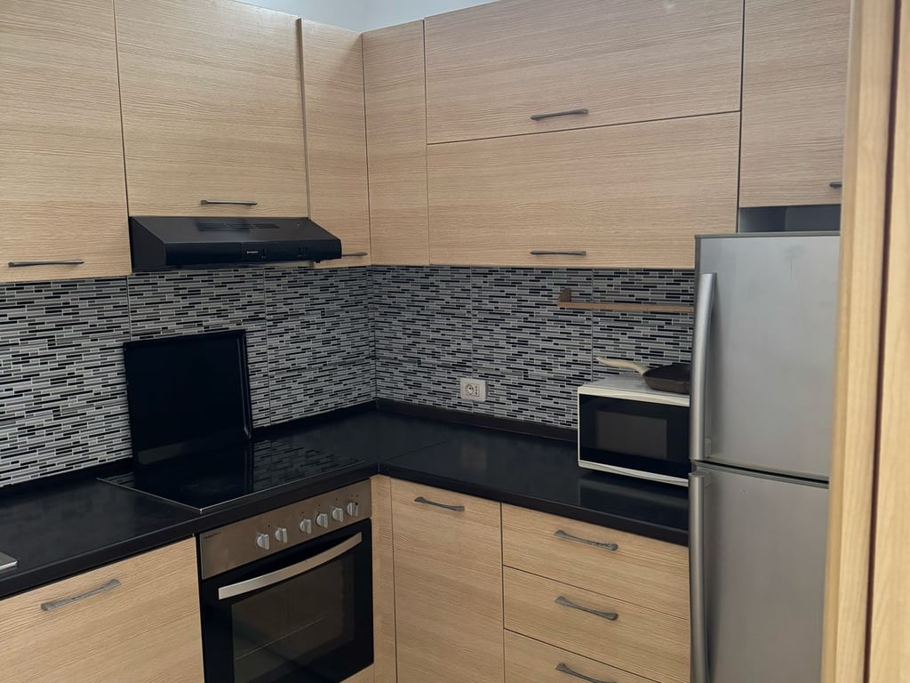 Jepet me qera Apartamenti 2+1 Rruga 5 maj , prapa concord center prane big market  Cmimi: 450mije leke