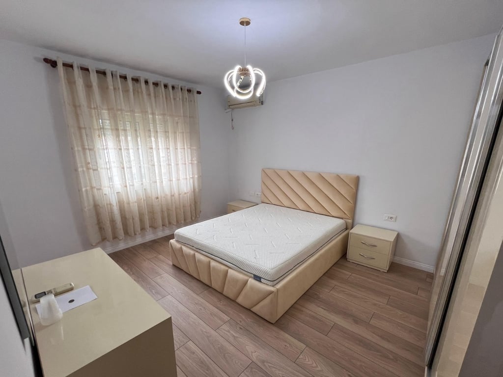 Jepet me qera Apartamenti 2+1 , Zogu i Zi prane Ringut perballe Kastratit  Cmimi: 500 mije leke 