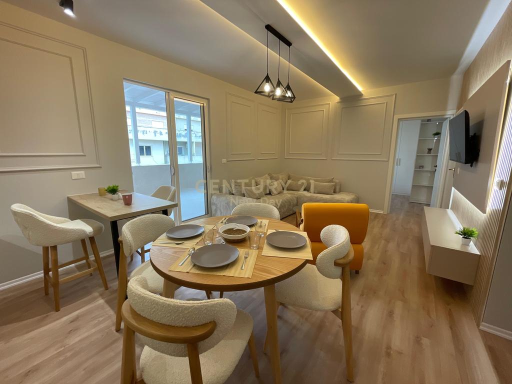 Vendesi appartamento 2+1 con vista mare e veranda sulla spiaggia Iliria.