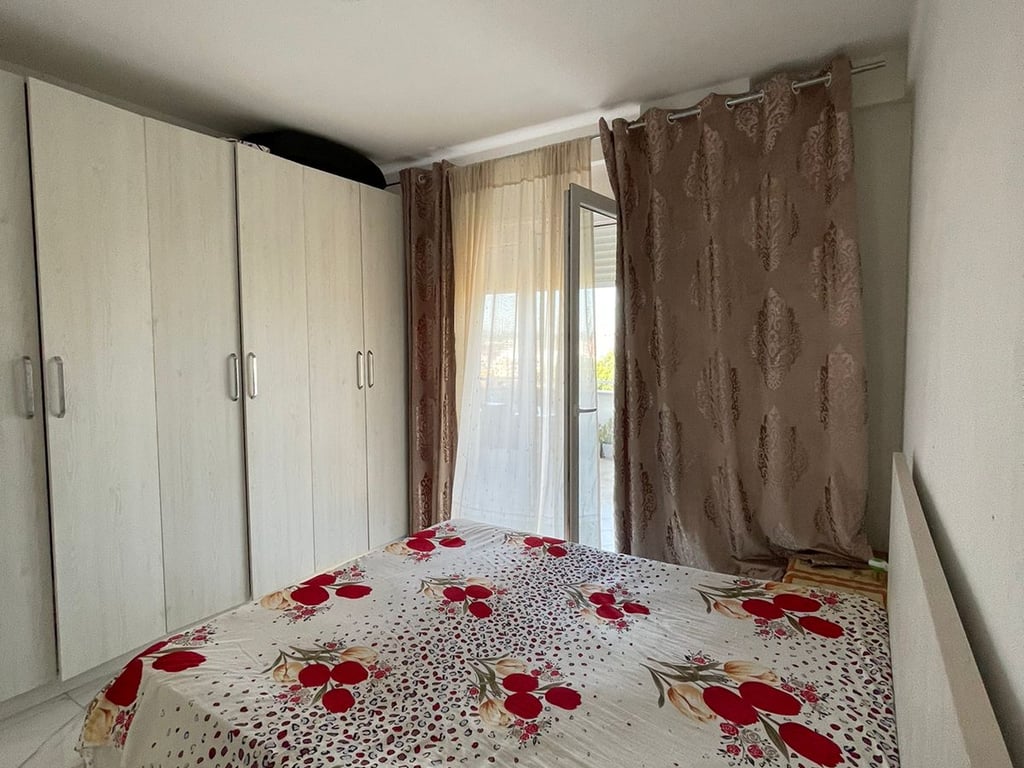SHITET APARTAMENT  2+1+ VERANDE, ISH DOGANA, TIRANE
