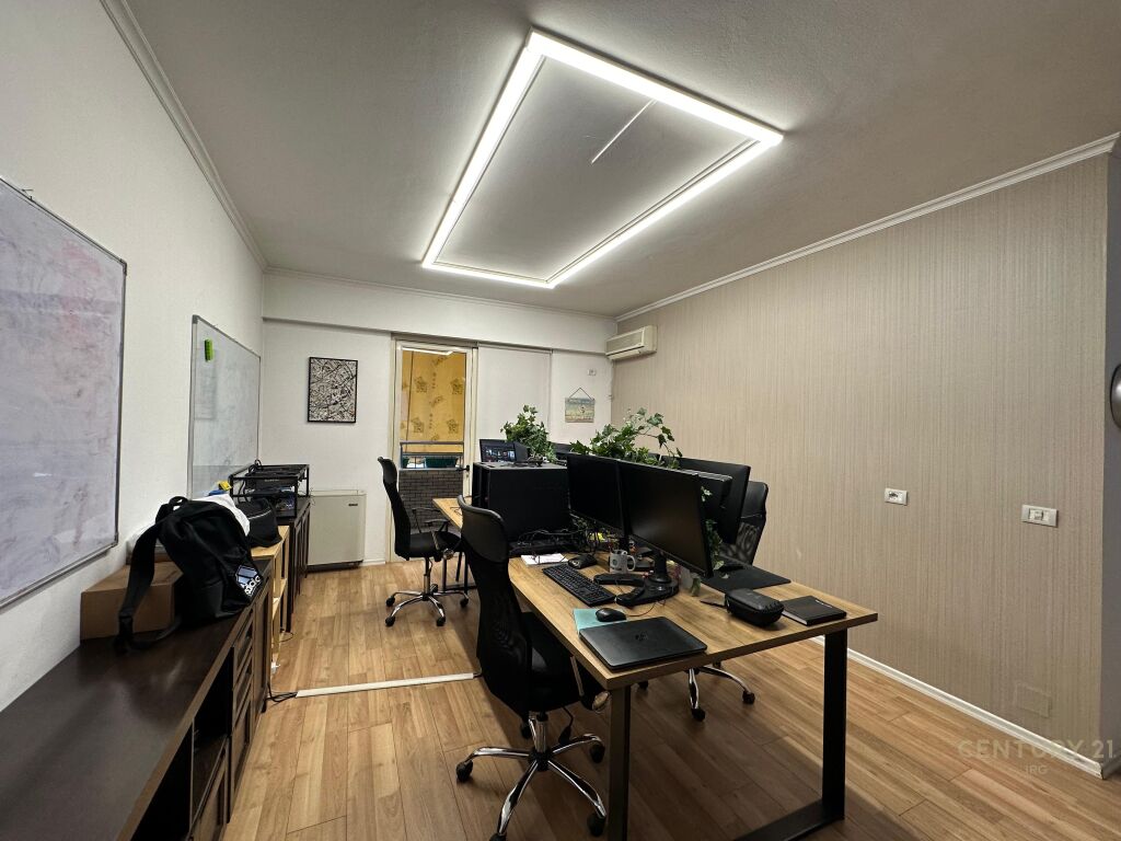🖥️ JEPET ME QIRA AMBIENT PËR ZYRA + 2 POSTE PARKIMI TEK DREJTORIA E POLICISË | ✨ OFFICE SPACE FOR RENT + 2 PARKING SPOTS NEAR THE POLICE DIRECTORATE