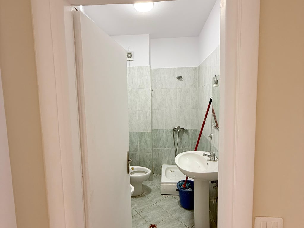 Shitet apartament 2+1