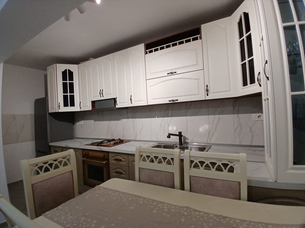 Jepet me qera Apartamenti 2+1, 21 Dhjetori ambasada Kineze  550 euro