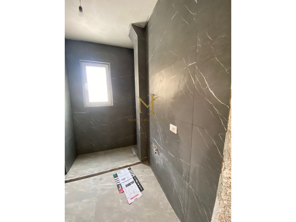 VENDESI APPARTAMENTO PRESSO IL MERCATO INDUSTRIALE A DURAZZO!!