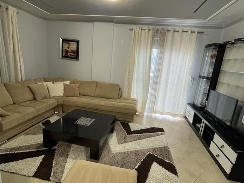 Jepet me qera apartament 2+1+ garazhd te Kodra e Diellit 1