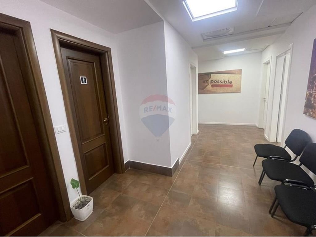 AMBIENT PER ZYRA ME QIRA TEK RRUGA E BARRIKADAVE!